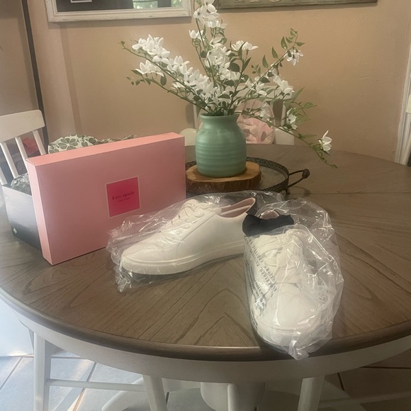 Never been worn, comes in original box Kate Spade Fez Glitz Sneakers size 10. - Picture 6 of 10